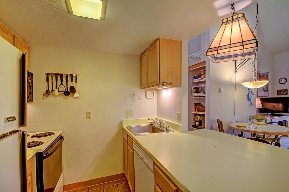 Condo, 2 Bedrooms | Private kitchen | Full-size fridge, microwave, oven, stovetop