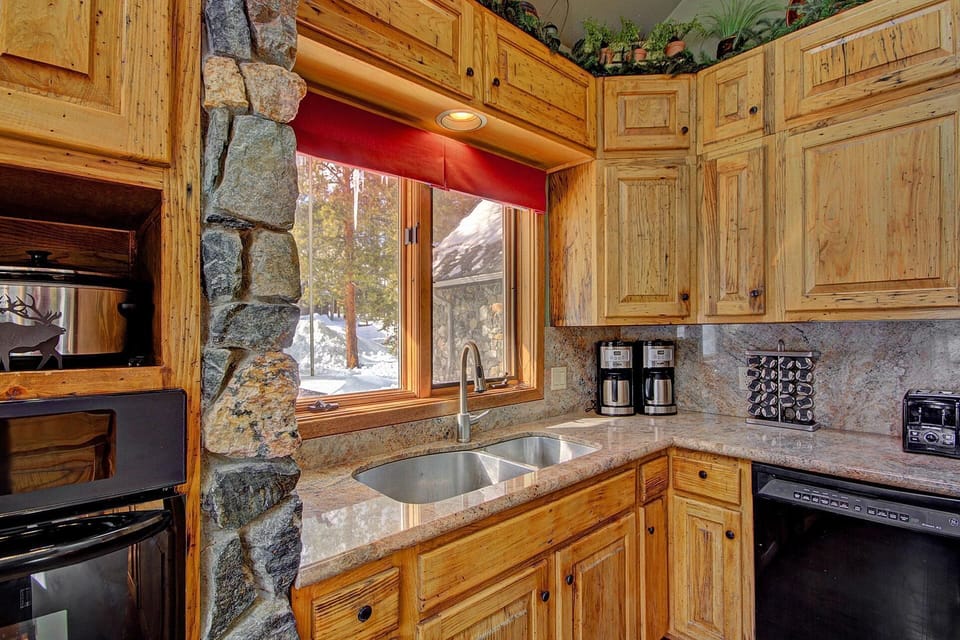 House, Multiple Bedrooms | Private kitchen | Full-size fridge, microwave, oven, stovetop
