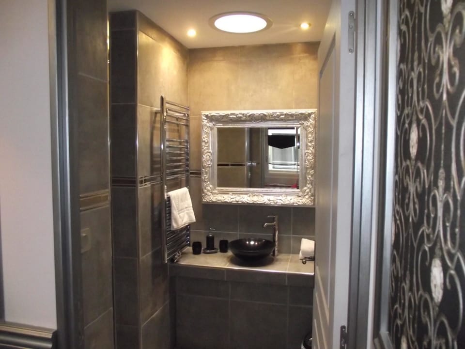Shower, free toiletries, towels