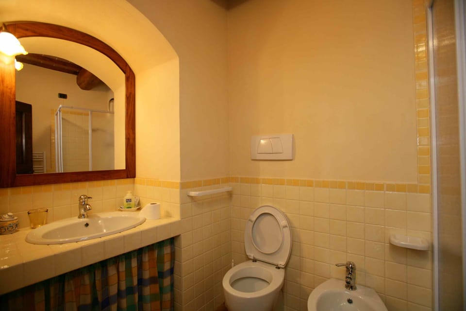 Studio, Kitchenette, Garden View | Bathroom | Shower, free toiletries, hair dryer, bidet