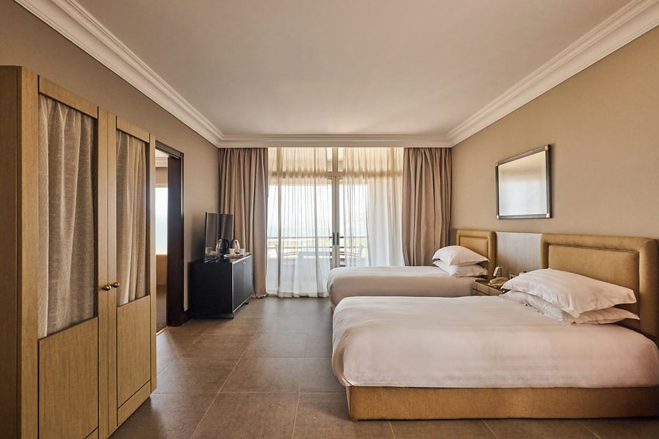 Studio Suite, Partial Sea View | Minibar, in-room safe, desk, soundproofing