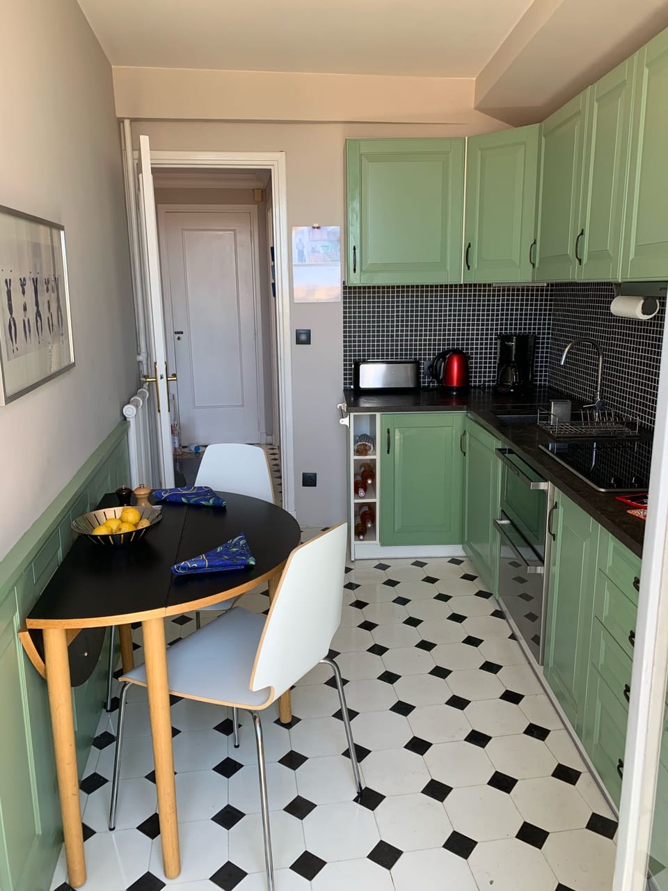 Morning coffee, lunch or dinner in the expandable table.