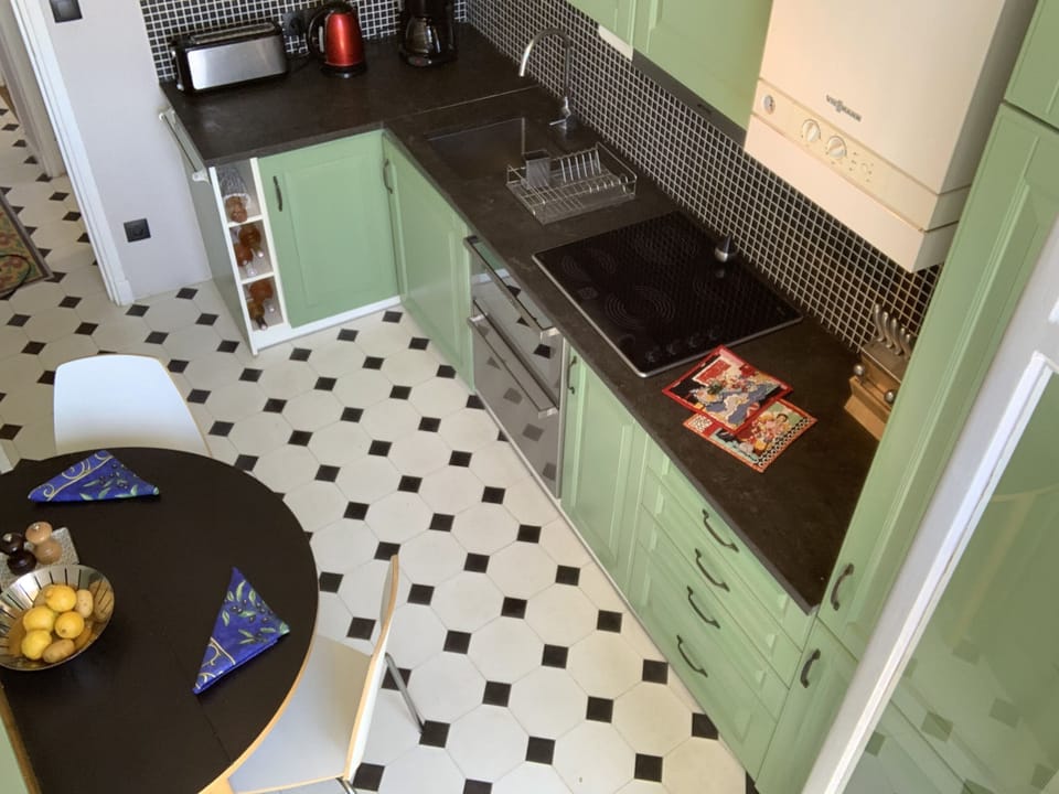 Fully equipped kitchen for your culinary skills and niçois recipes.
