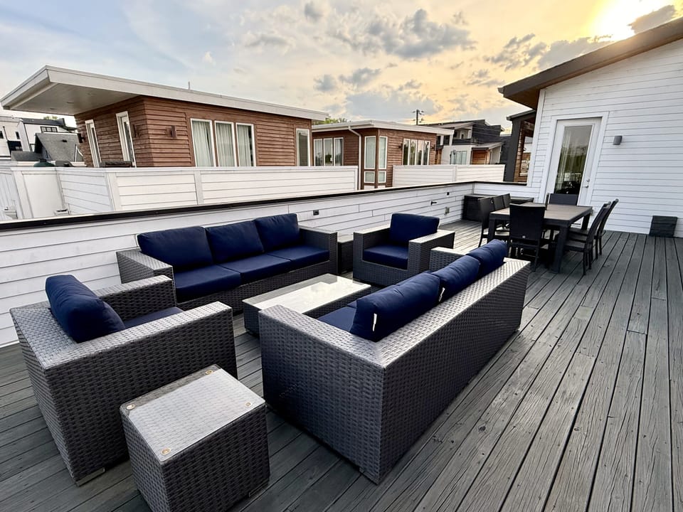 Large roof top deck with beautiful views of downtown