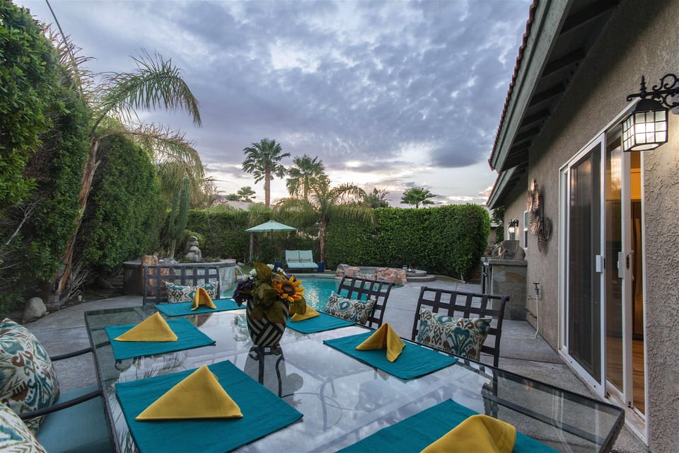 Outdoor dining for 6.