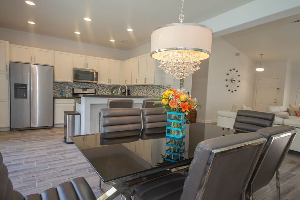 Dining Room for 6 with overflow snack bar off the kitchen.