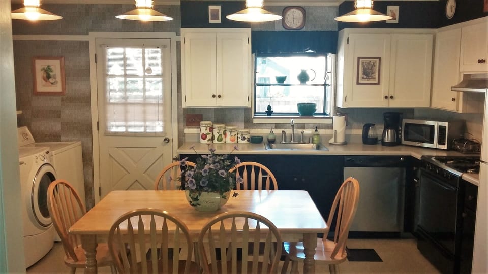 DINE IN KITCHEN