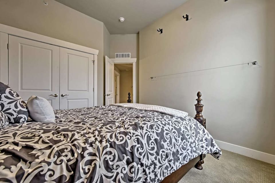 3rd bedroom,  queen bed.  Luxury linens w/ duvet to keep you warm on cold nights