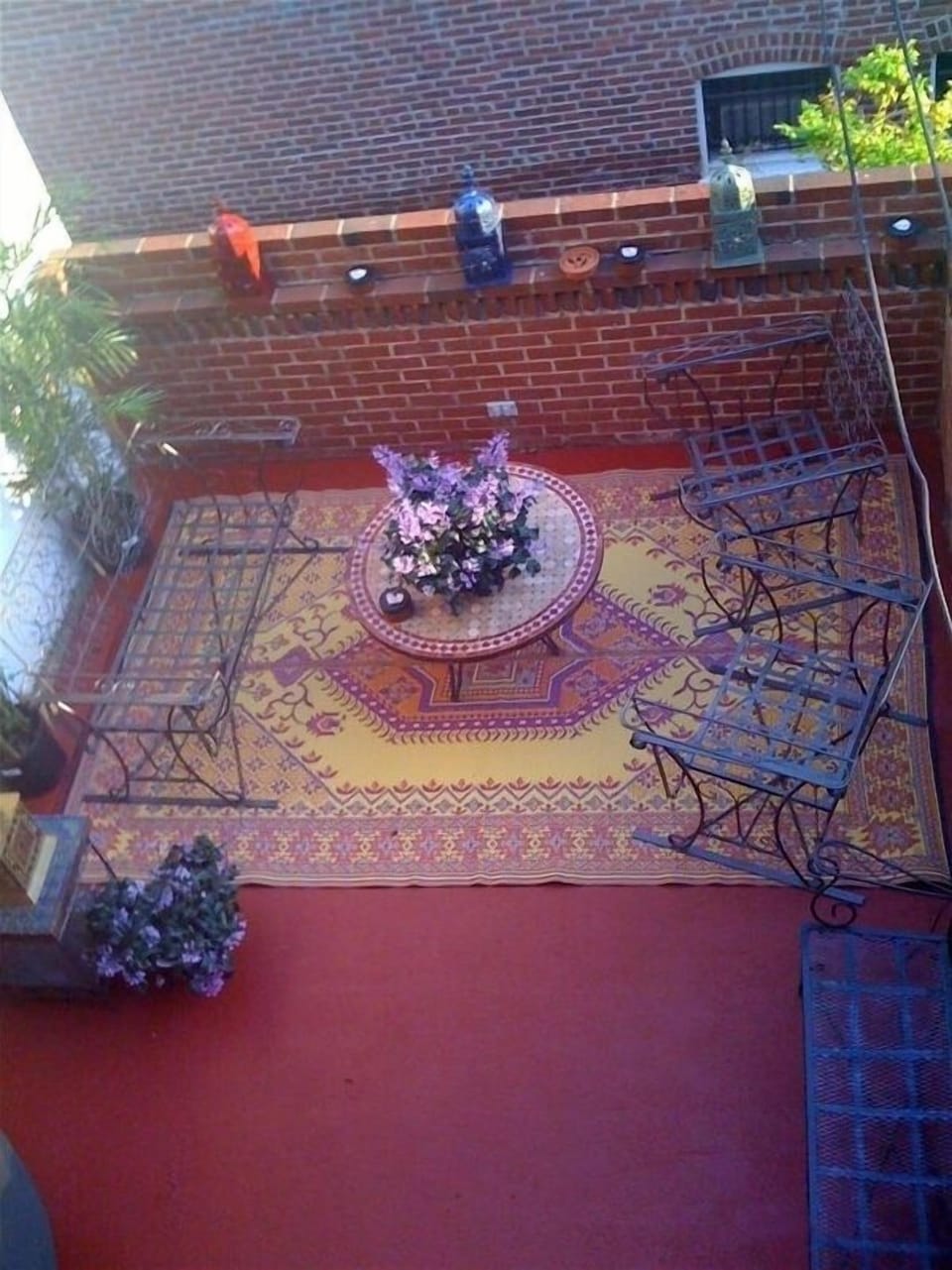 Enjoy morning tea or BBQ your dinner on the Moroccan-themed deck w/ gas grill.