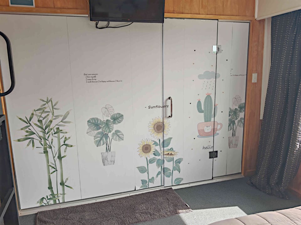 Ensuite Room | Iron/ironing board, free WiFi, bed sheets