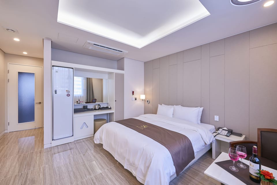 Business Double Room | In-room safe, desk, blackout drapes, soundproofing