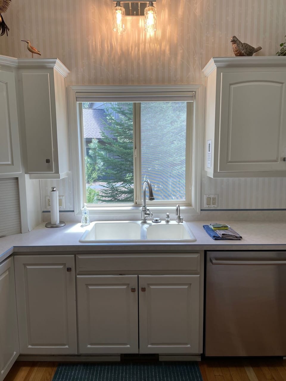 Fully equipped kitchen, dishwasher, oven/electric stove, fridge w/icemaker, more