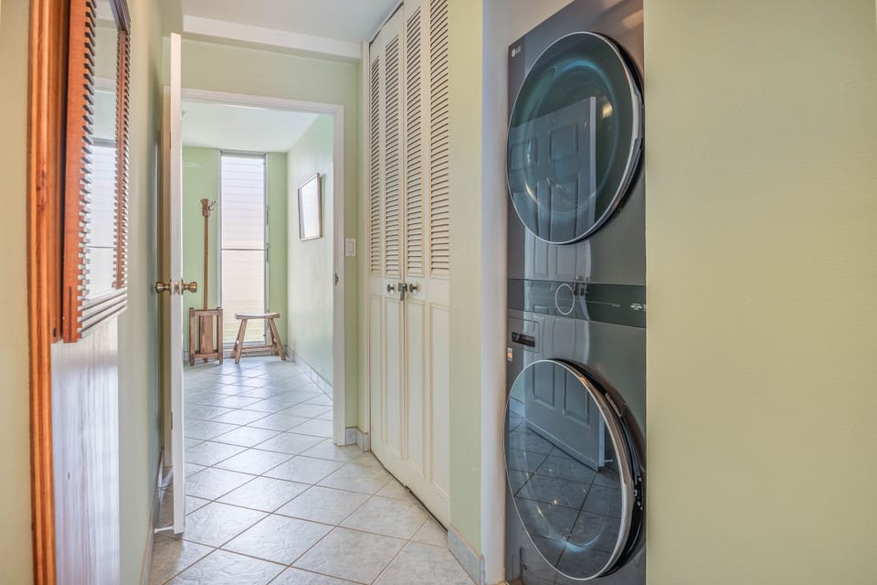 Island Sands 512 Entry and Laundry