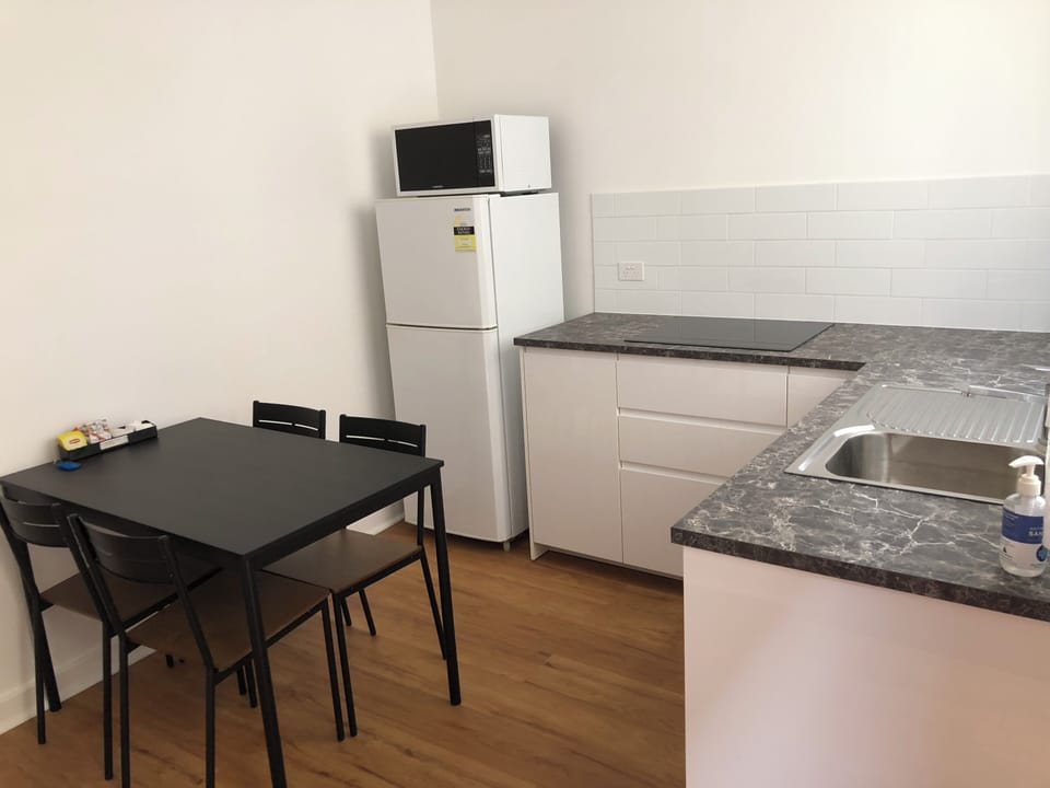 Ellis 1 | Private kitchen | Fridge, microwave, oven, stovetop