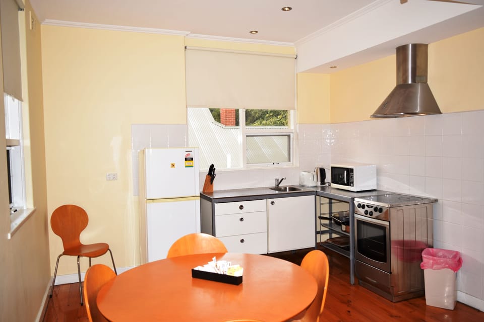 Ellis 1 | Private kitchen | Fridge, microwave, oven, stovetop