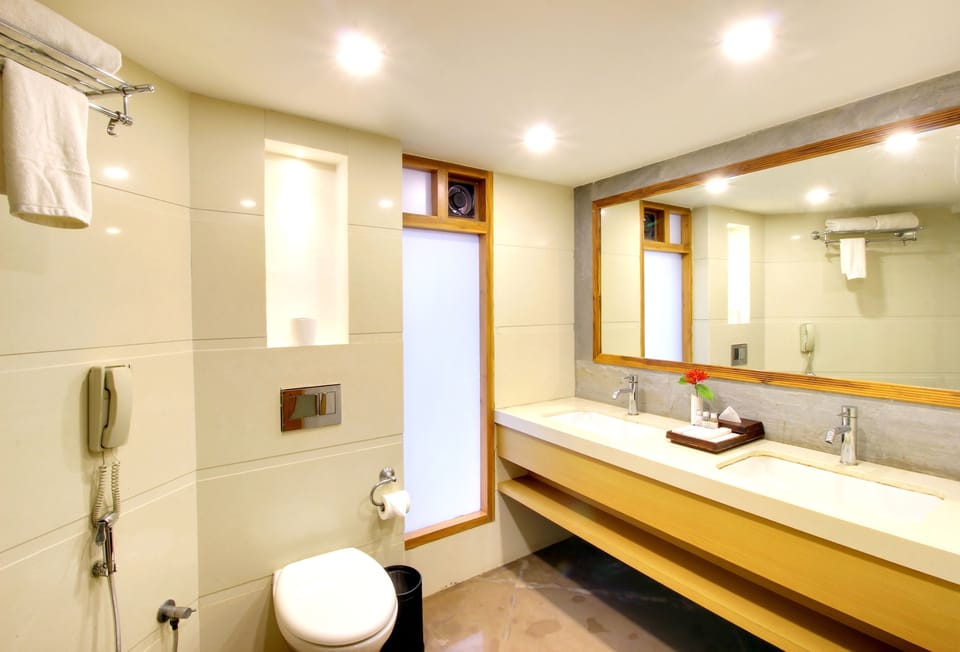 Executive Cottage | Bathroom | Shower, free toiletries, slippers, towels