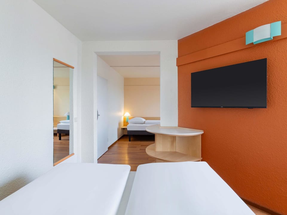 Triple Room | Desk, blackout drapes, soundproofing, free WiFi