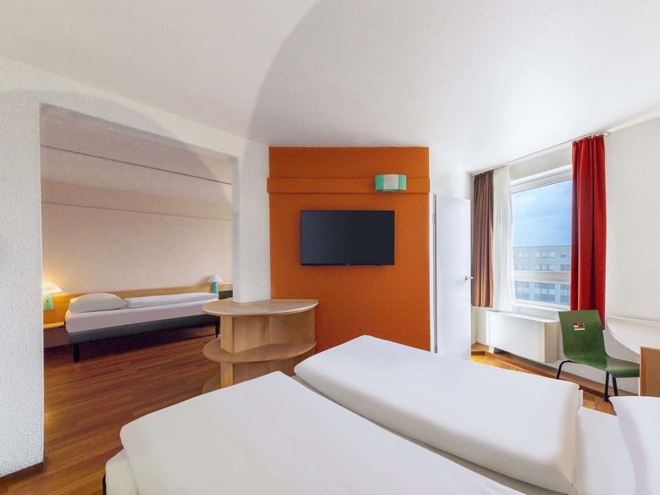 Triple Room | Desk, blackout drapes, soundproofing, free WiFi