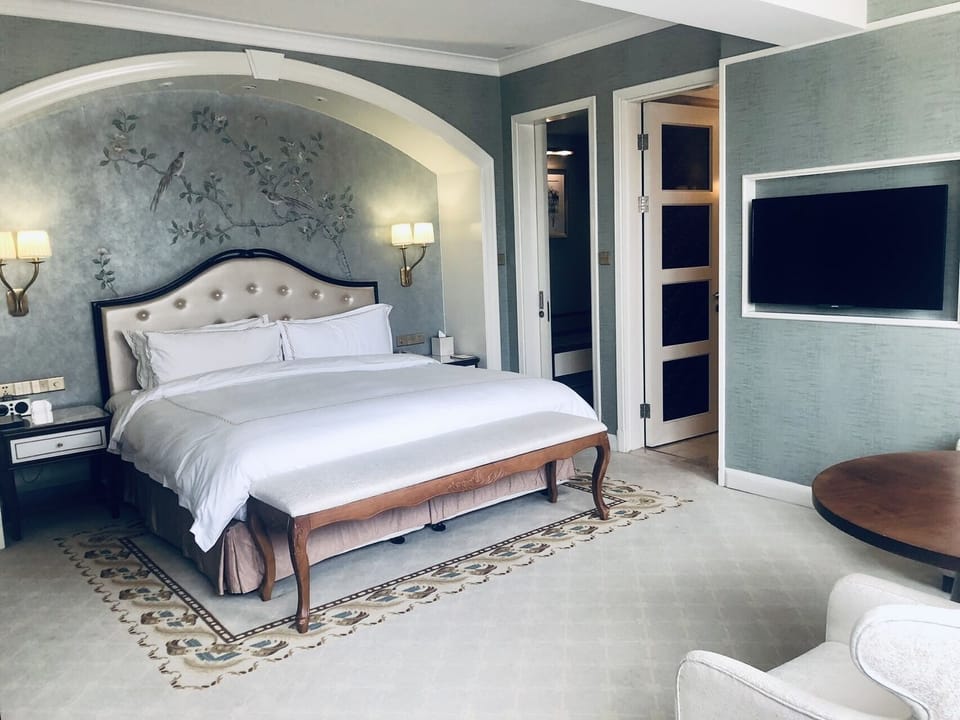 Deluxe King Room | Minibar, in-room safe, desk, blackout drapes