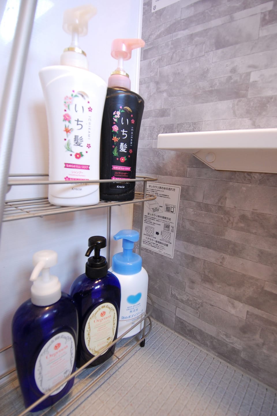 Combined shower/tub, jetted tub, free toiletries, hair dryer