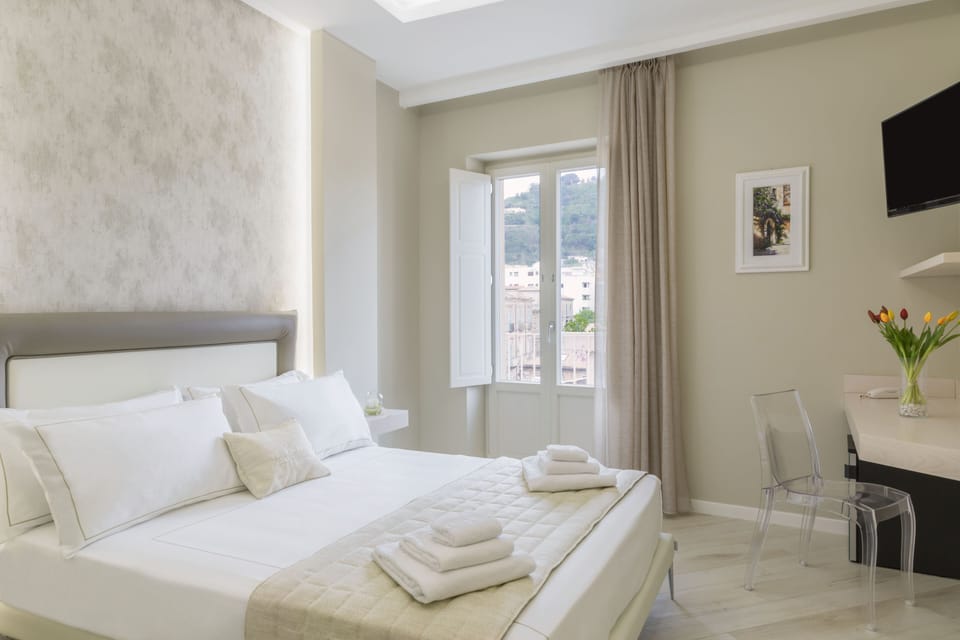 Camera King | Premium bedding, down comforters, minibar, desk