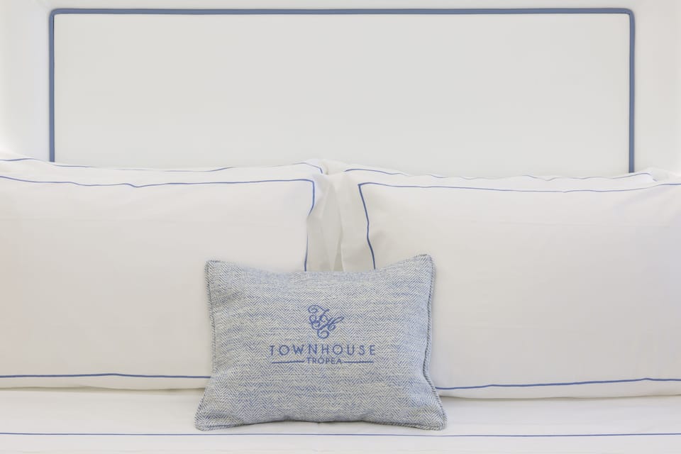 Camera Deluxe | Premium bedding, down comforters, minibar, desk
