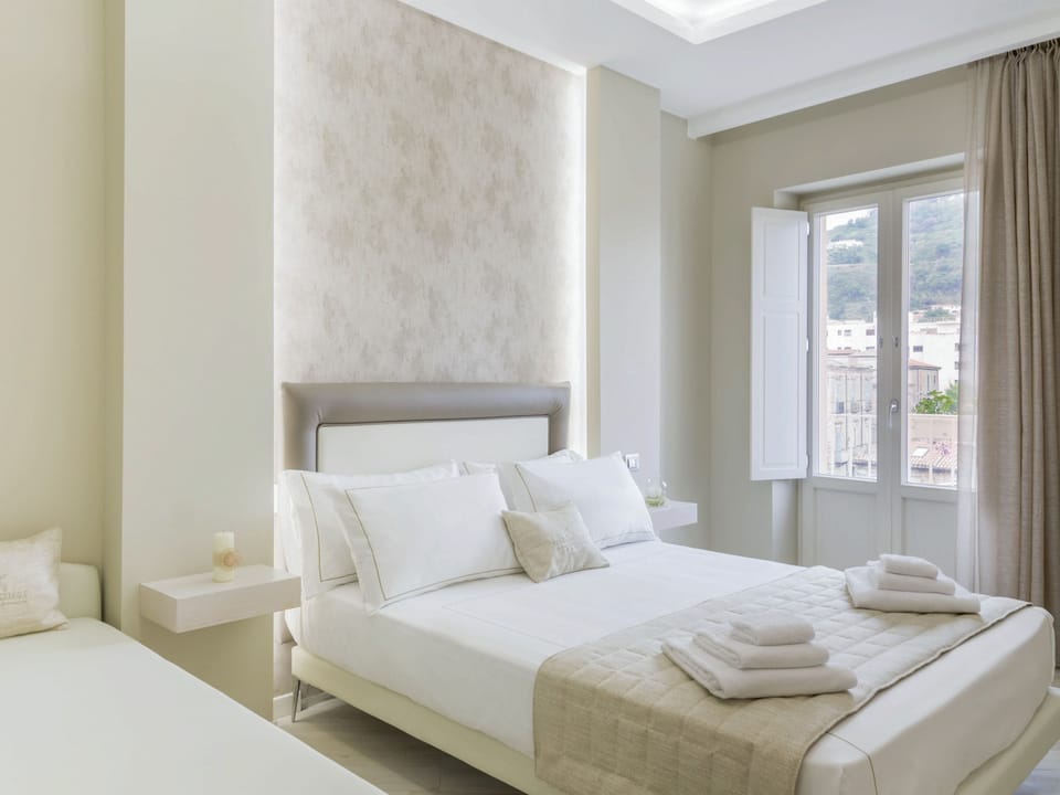 Camera King | Premium bedding, down comforters, minibar, desk