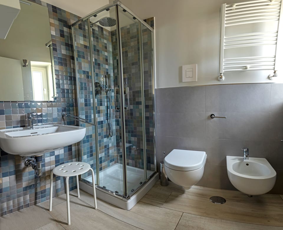 Standard Double Room, Ground Floor | Bathroom | Shower, rainfall showerhead, free toiletries, hair dryer