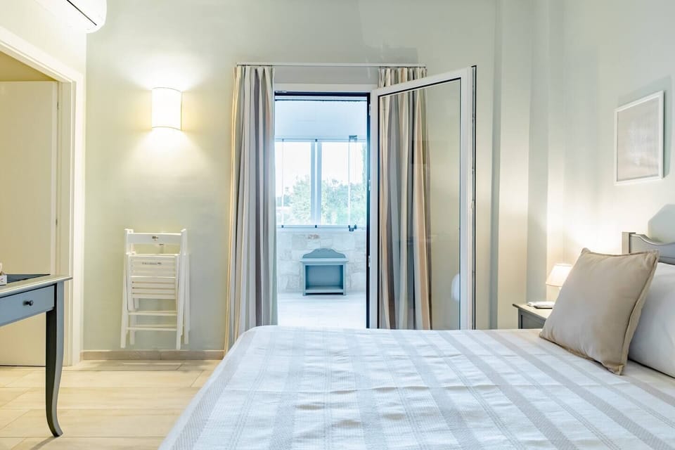 Business Room, Ensuite, Ground Floor | Minibar, in-room safe, blackout drapes, WiFi (free)