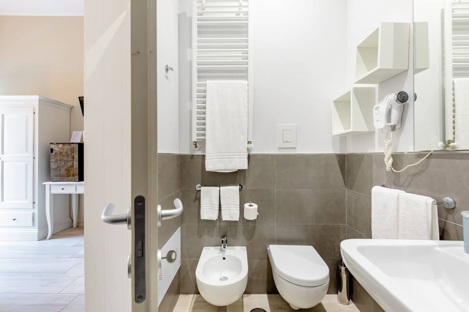 Superior Double Room, 1 Queen Bed, Non Smoking, Ground Floor | Bathroom | Shower, rainfall showerhead, free toiletries, hair dryer