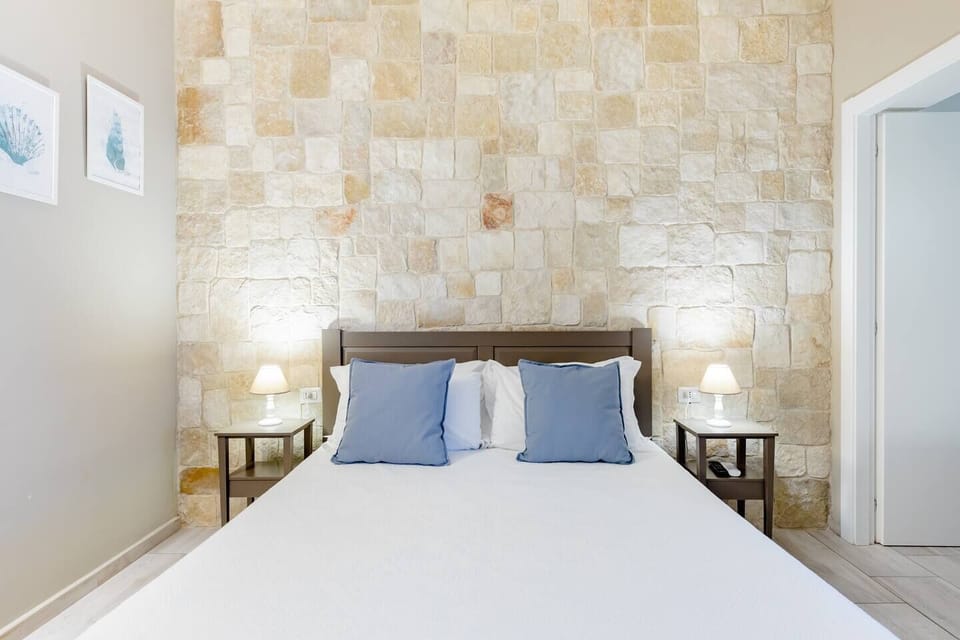 Deluxe Room, Ensuite, Ground Floor | Minibar, in-room safe, blackout drapes, WiFi (free)