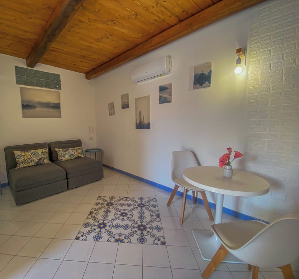 Superior Room | Desk, cribs (free), WiFi (free), bed sheets