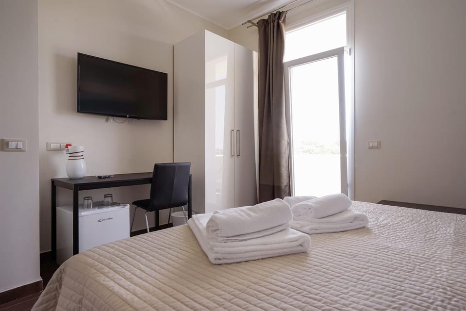 1 bedroom, hypo-allergenic bedding available, down comforters, minibar