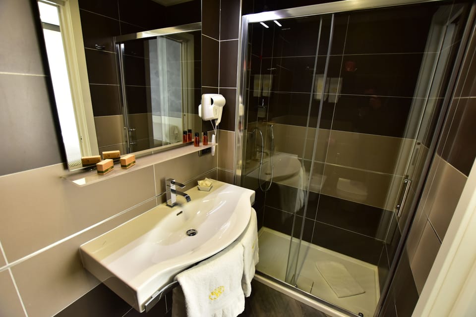 Standard Double or Twin Room | Bathroom | Combined shower/tub, designer toiletries, hair dryer, slippers