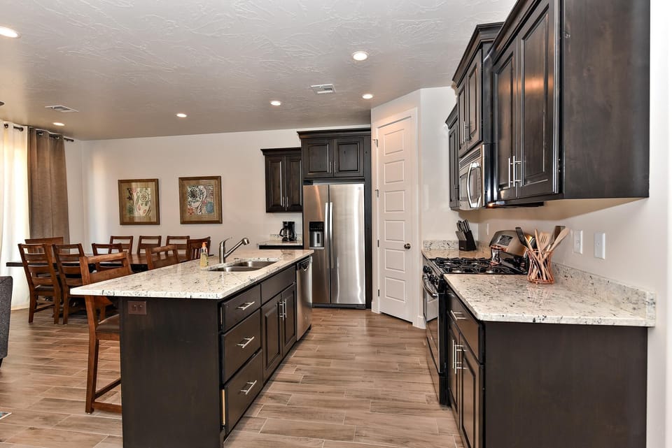 House, Multiple Beds, Mountain View (The Great Escape) | Private kitchen | Full-size fridge, microwave, oven, stovetop