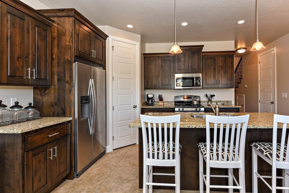 House, Multiple Beds, Mountain View (Fairway Oasis) | Private kitchen | Full-size fridge, microwave, oven, stovetop