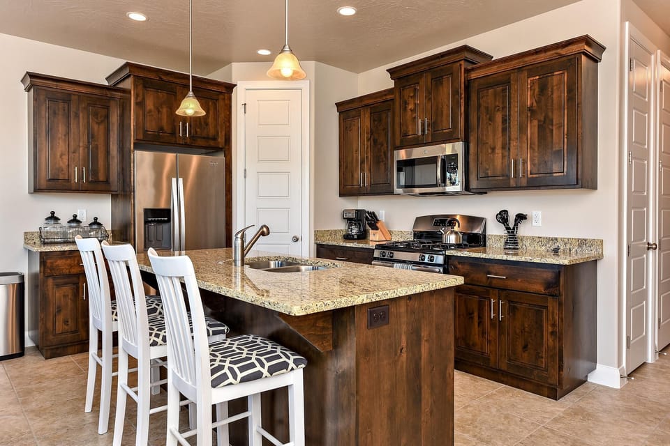 House, Multiple Beds, Mountain View (Fairway Oasis) | Private kitchen | Full-size fridge, microwave, oven, stovetop
