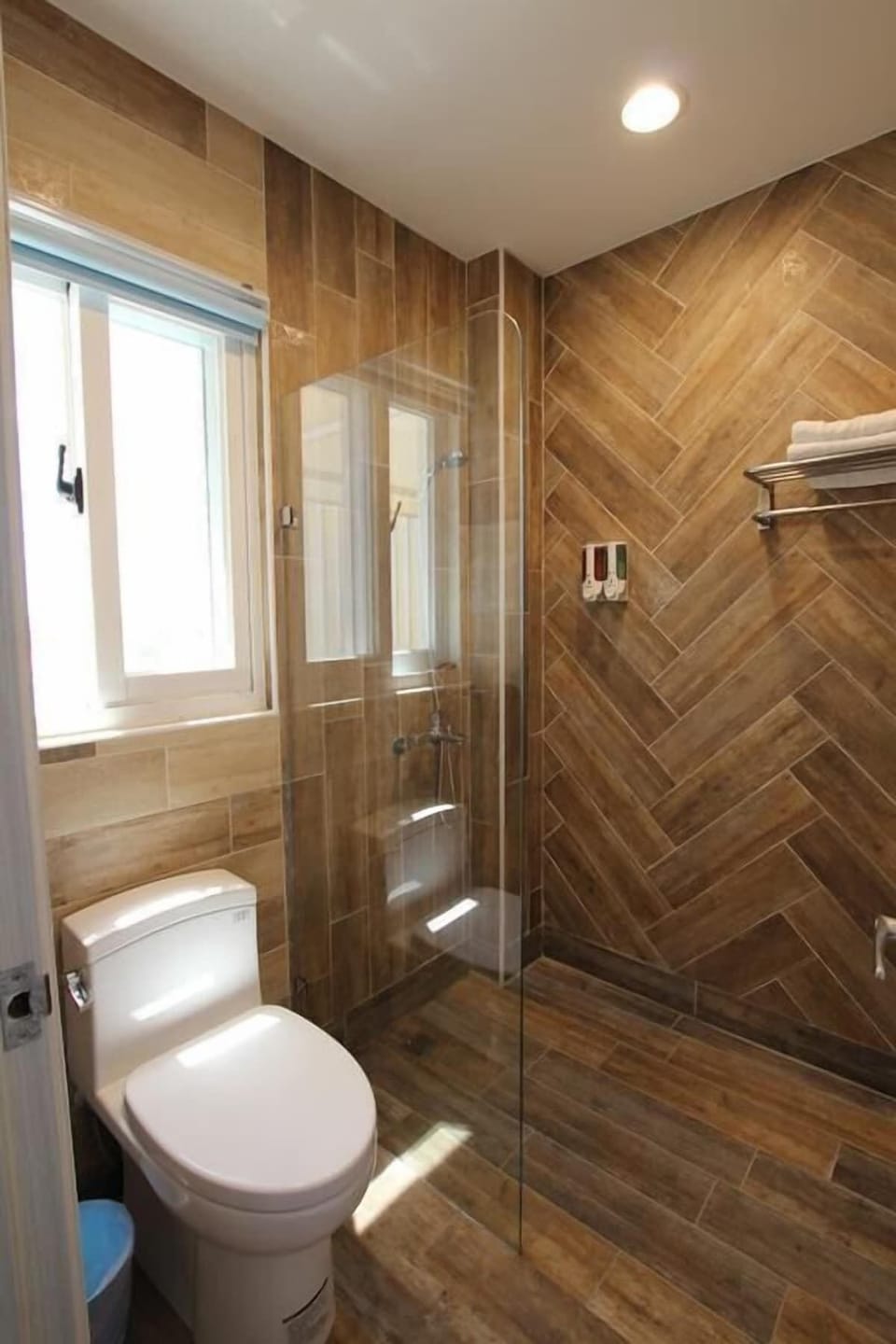 King Room with Balcony | Bathroom | Rainfall showerhead, free toiletries, hair dryer, slippers