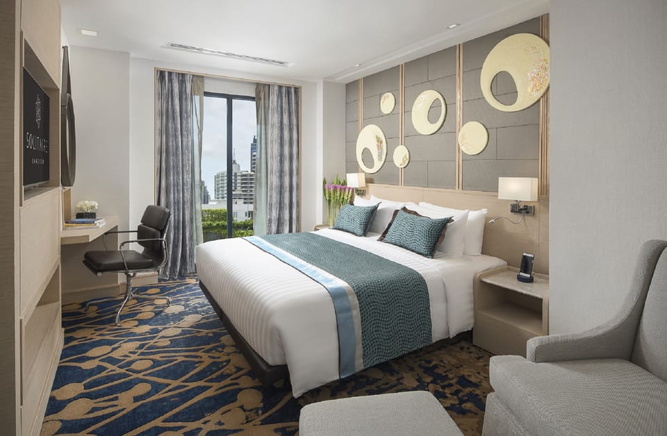 Deluxe Room | Hypo-allergenic bedding, minibar, in-room safe, desk
