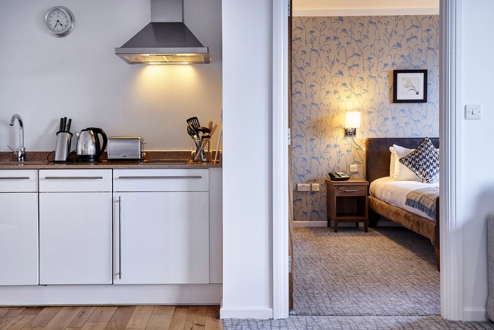 Suite, 1 Bedroom, Kitchen | Private kitchen | Fridge, microwave, stovetop, coffee/tea maker
