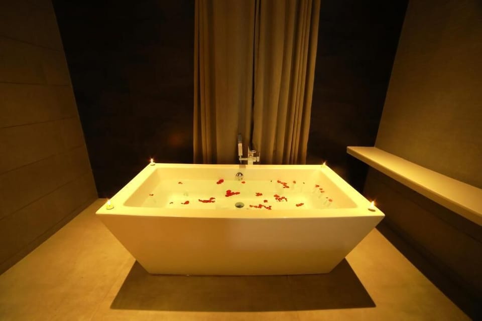 Honeymoon Suite | Soundproofing, iron/ironing board, free WiFi