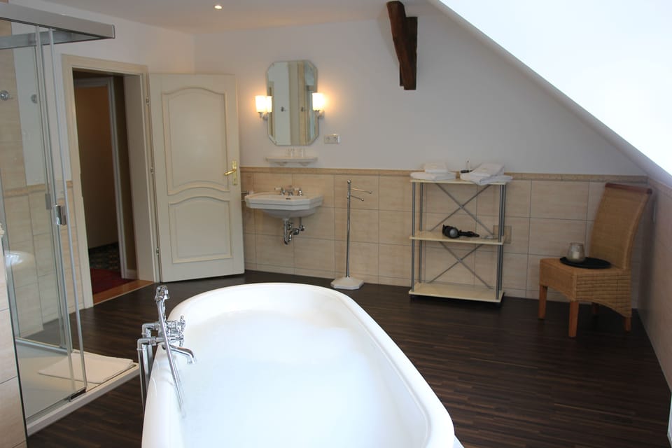 Junior Suite | Bathroom | Shower, free toiletries, hair dryer, bathrobes