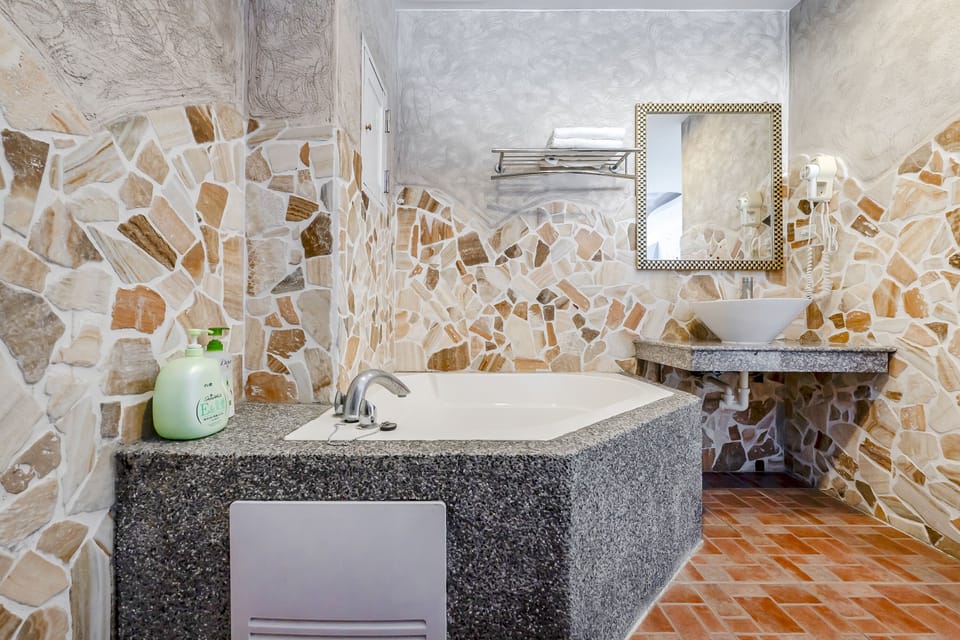 Superior Double Room, Bathtub | Bathroom | Combined shower/tub, free toiletries, hair dryer, slippers