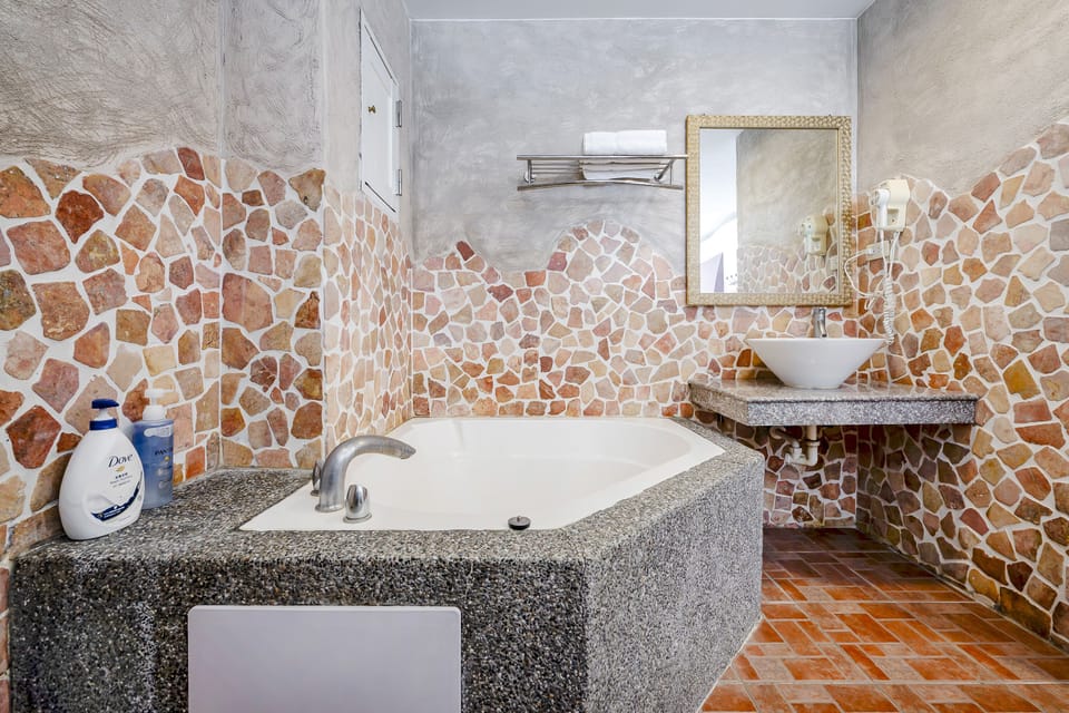 Superior Double Room, Bathtub | Bathroom | Combined shower/tub, free toiletries, hair dryer, slippers