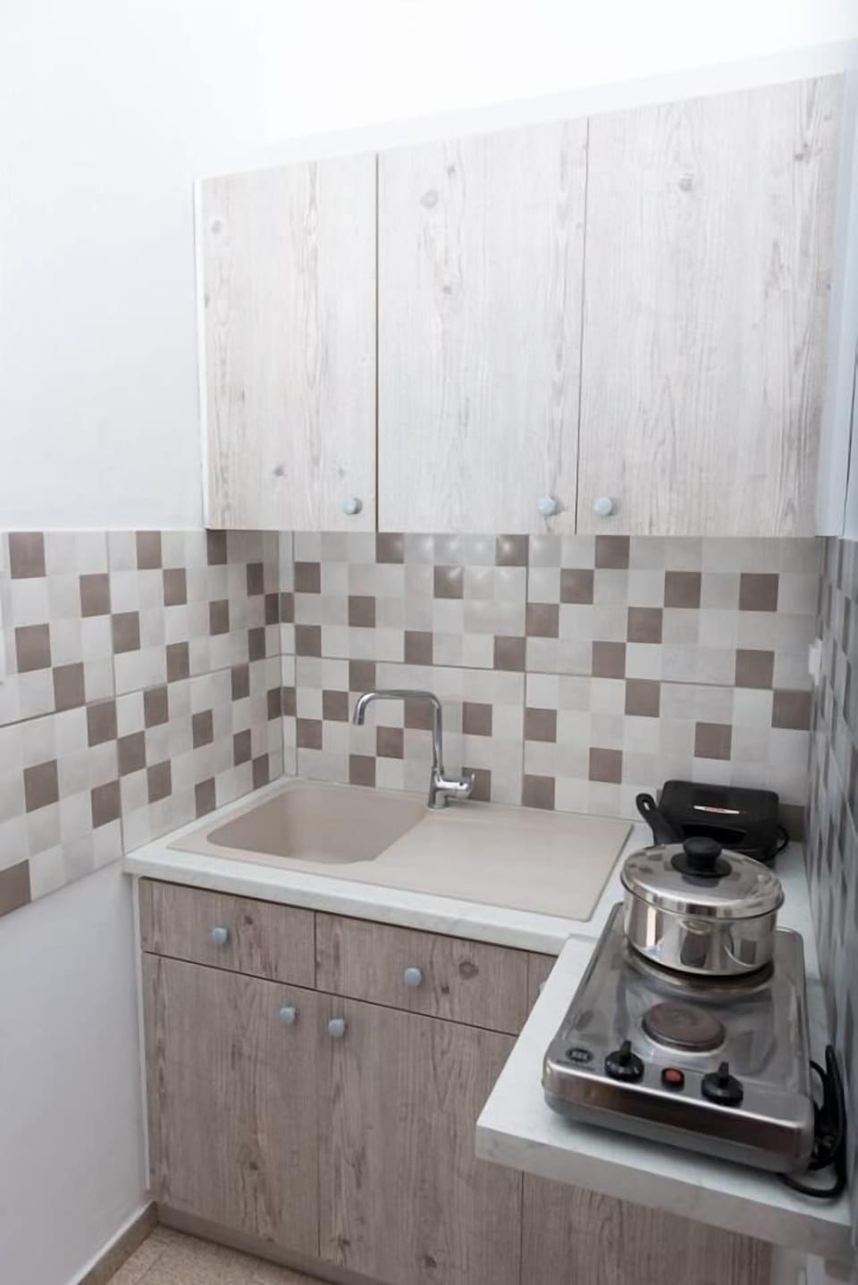 Fridge, stovetop, coffee/tea maker, electric kettle