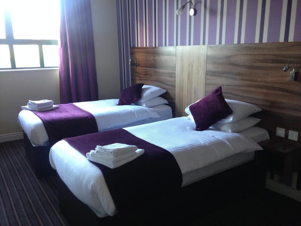 Twin Room | Desk, iron/ironing board, free WiFi, bed sheets