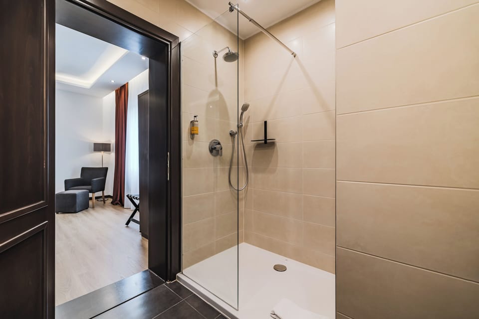 Superior Double Room | Minibar, in-room safe, desk, blackout drapes
