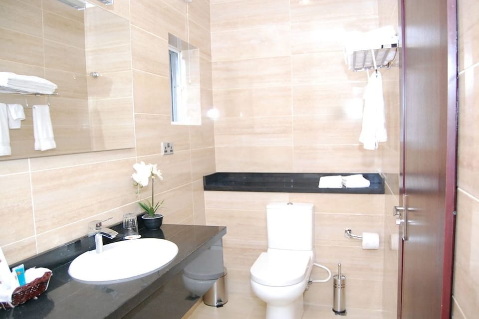 Jetted tub, free toiletries, towels