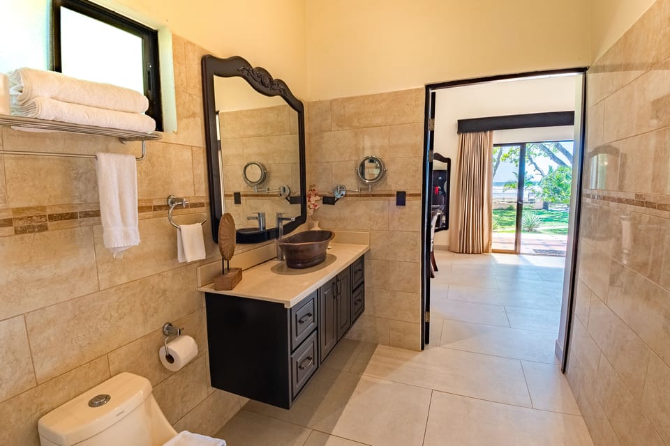Deluxe Room, 1 King Bed | Bathroom | Free toiletries, hair dryer, towels