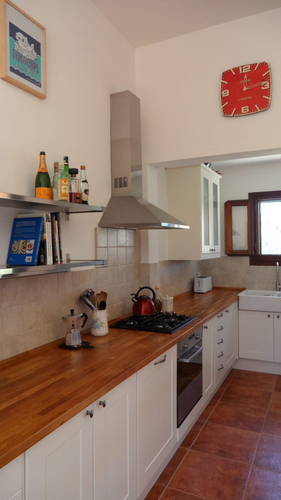 Family sized kitchen with dishwasher and washing machine